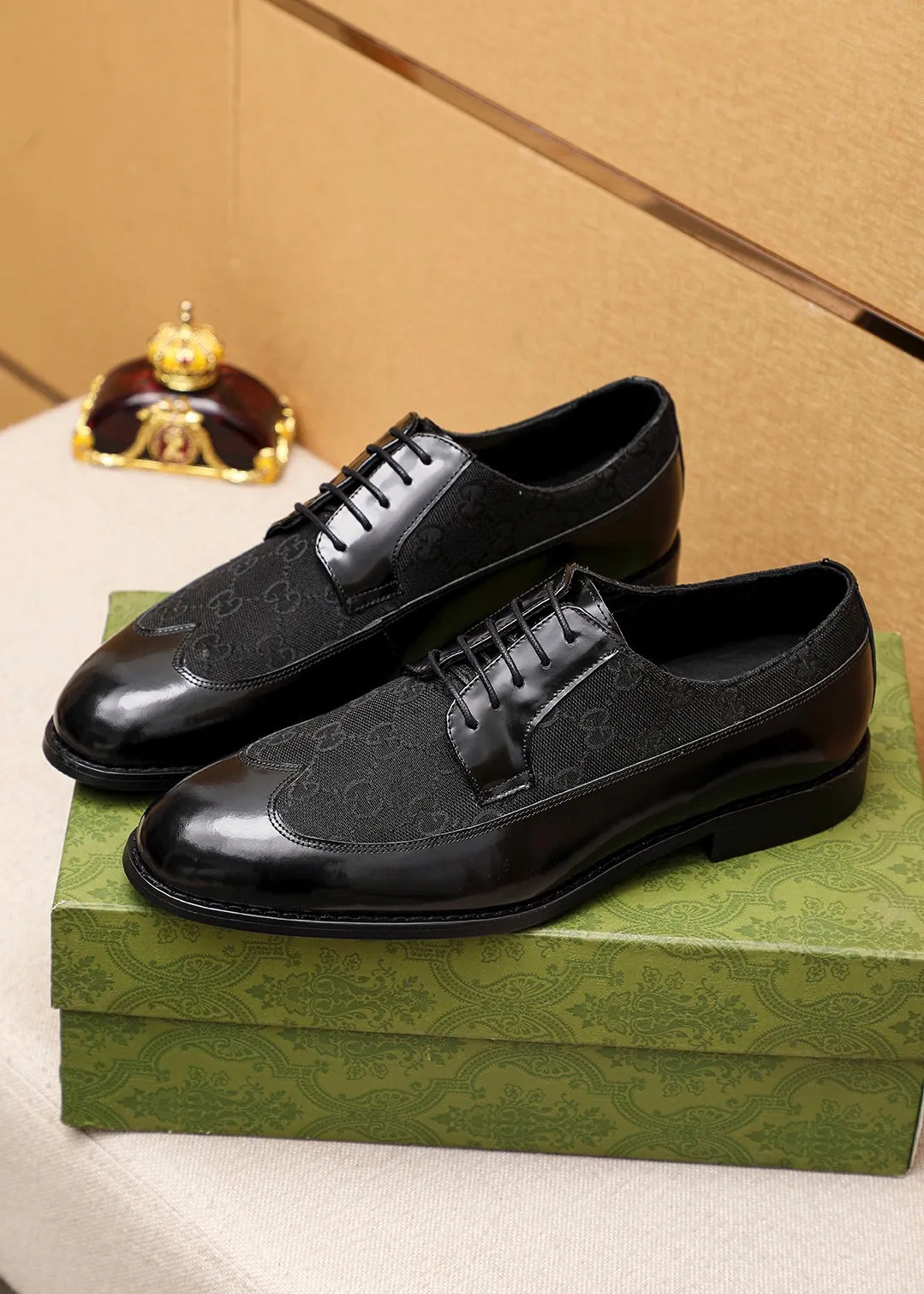 Men's shoes 💰460 💐 Product trademark: GUCCI "Gucci" business leather shoes Regular size: 38-44 (45🉑️customized) Product materials: Selected imported first-layer open-edge beaded cowhide leather upper, imported water-dyed cowhide leather lining. Strong three-dimensional visual effect, combined outsole Color: 2⃣️colors available